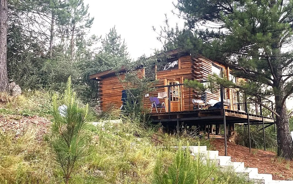 Cabañas en Intiyaco rodeadas de bosque serrano en Lomas de Intiyaco